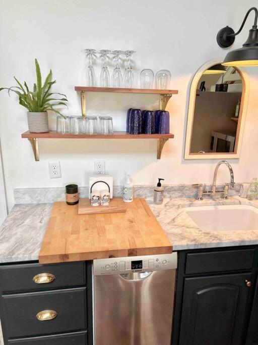 Liz Lane Cottage- Entire Guesthouse Charleston Luaran gambar
